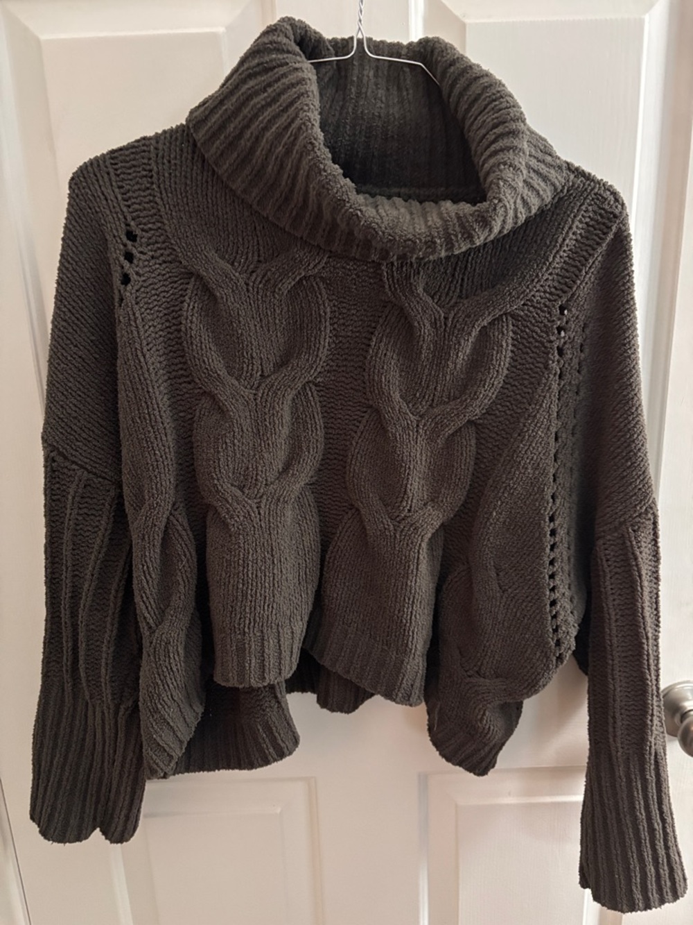 Moon & Madison cowl neck sweater size L
Charcoal grey